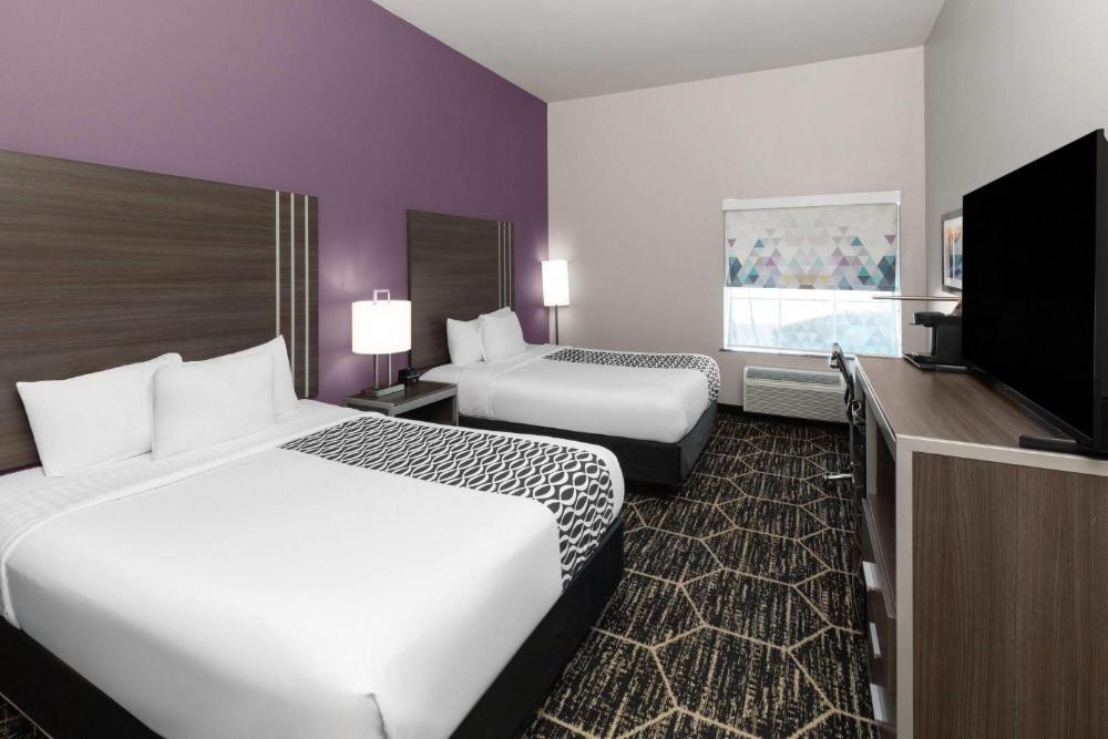 Queen Room with Two Queen Beds - Non-Smoking interior