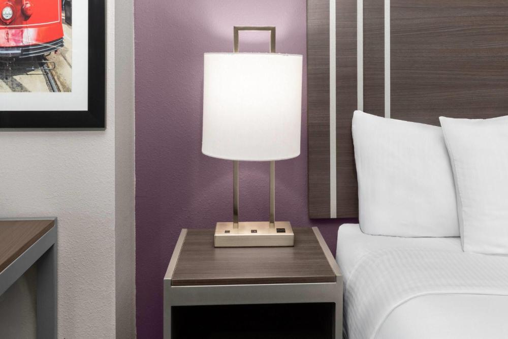 1 King Bed, Deluxe Room, Non-Smoking interior